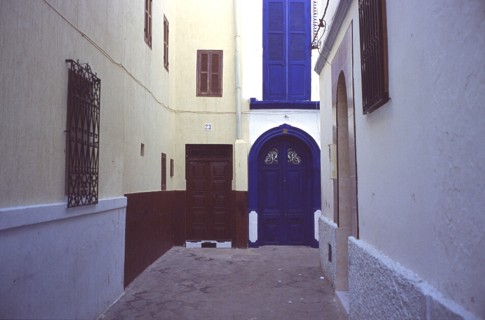 mar02_09_36 asilah architecture.jpg - Côte atlantique Nord, mai-2002 Asilah l'ancien mellah a été rénové ces dernières années pour mieux attirer le tourisme : une réussite mettant en valeur l'architecture des lieux Provia 100 F